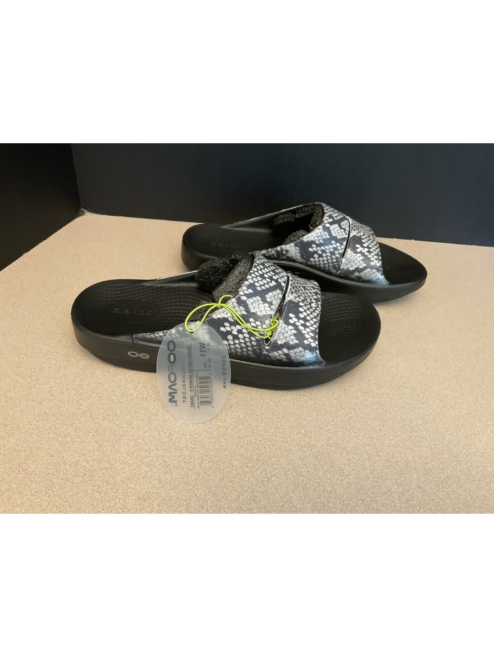 NEW! WOMENS OOFOS OOAHH LIMITED SNAKE PRINT RECOVERY SLIDE SANDALS. SIZE 11.